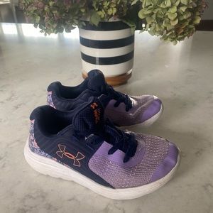 Girls size 11 purple tennis shoes.